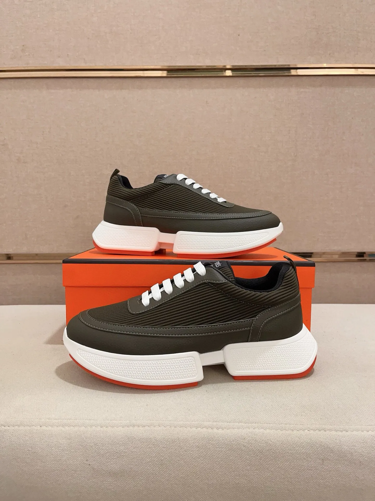 Men's clothing and shoes💰: 440💰《HERMES》【Classic original single version】Hermès; top 🔝purchasing agent🔍🔍men's latest 🇺🇸 counter sales simultaneously, imported from Italy original ▲▲cowhide ▲▲ (high-end, nobility, class) ) Exquisite workmanship (Italian 🇮🇹 imported water-dyed 🐂 cowhide lining) sole: original sole provided by the original factory, ⚠️exclusive double-layer activity·TPR·rubber·combined molded outsole; super comfortable·wear-resistant·non-slip·environmental protection The real thing is more beautiful if you take the real thing (high quality, follow the order). You can enter and exit the counter at will * Number of yards: 38-44 (45 can be customized and cannot be returned or exchanged)